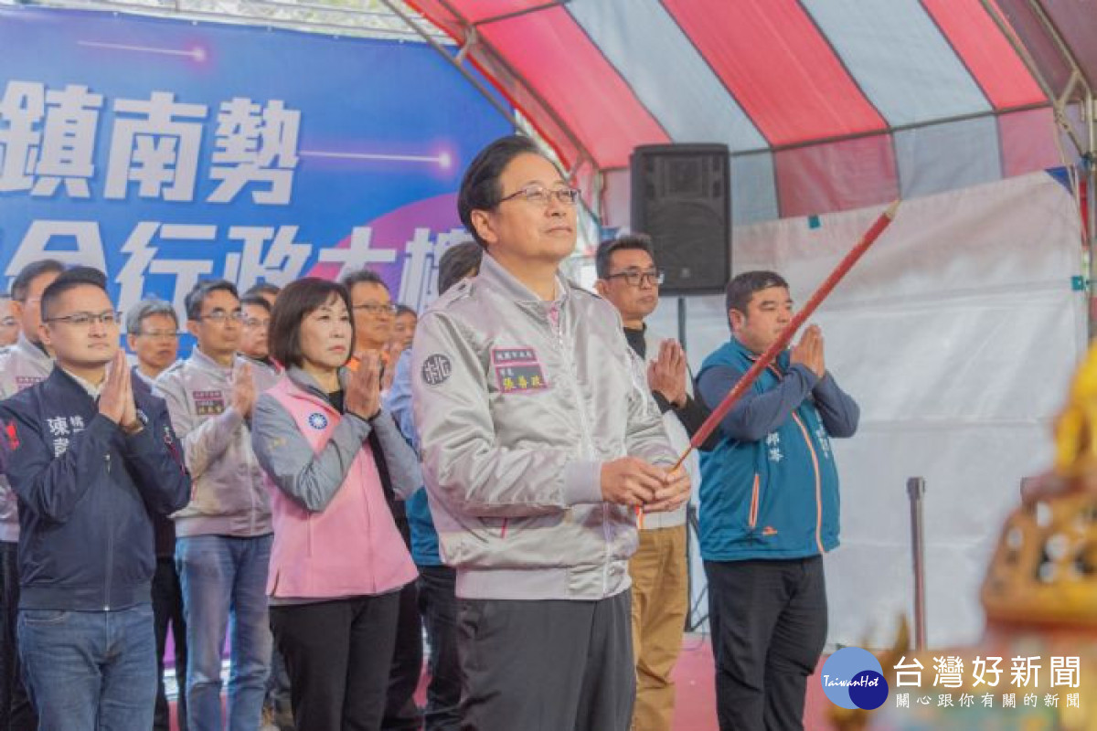 張市長與貴賓一同祈求開工順利。