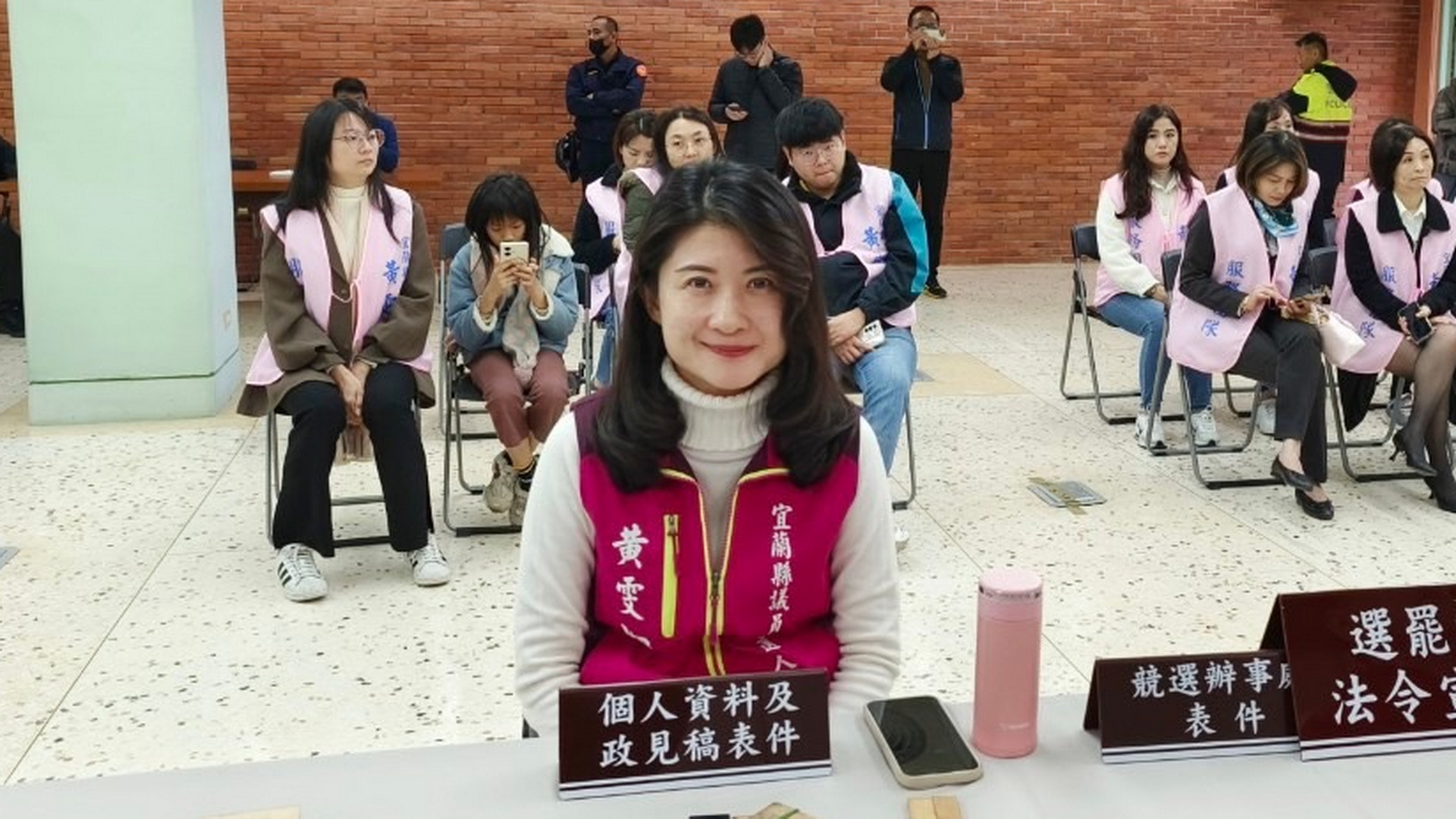 員山鄉長張宜樺妻子黃雯如今天赴宜蘭縣選委會登記參選議員。翻攝照片