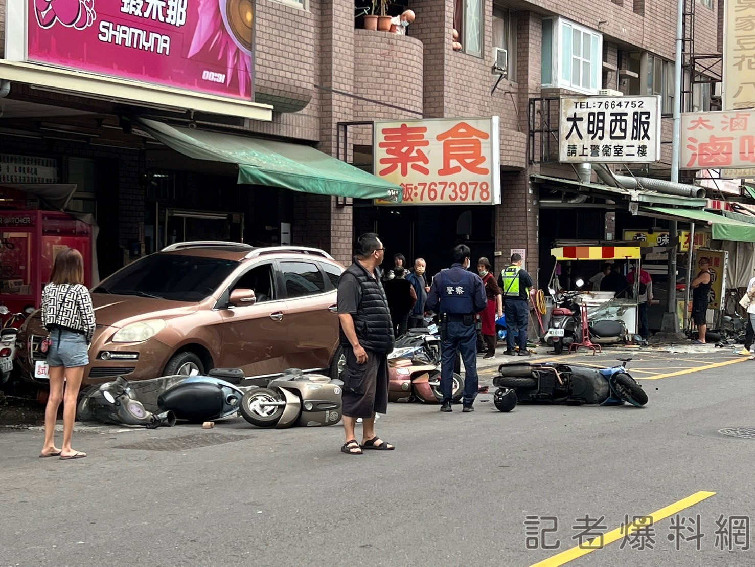 ▲高雄大明路發生試駕車暴衝，撞壞多輛停放路邊的機車及炸機攤事故。（圖／記者金東天翻攝）