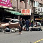 ▲高雄大明路發生試駕車暴衝，撞壞多輛停放路邊的機車及炸機攤事故。（圖／記者金東天翻攝）
