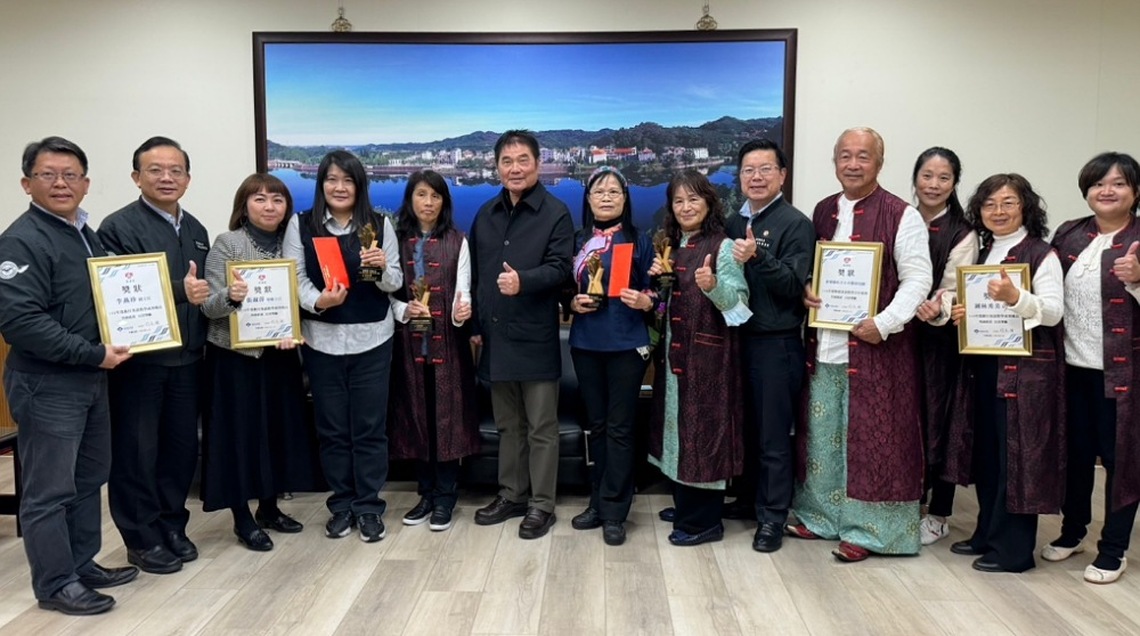 苗縣榮獲112年度推動客語為教學語言績優學校及人員      縣長鍾東錦今表揚感謝