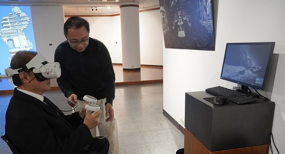 正修龔校長體驗VR藝術 「自由身-黃心健的元宇宙」登場