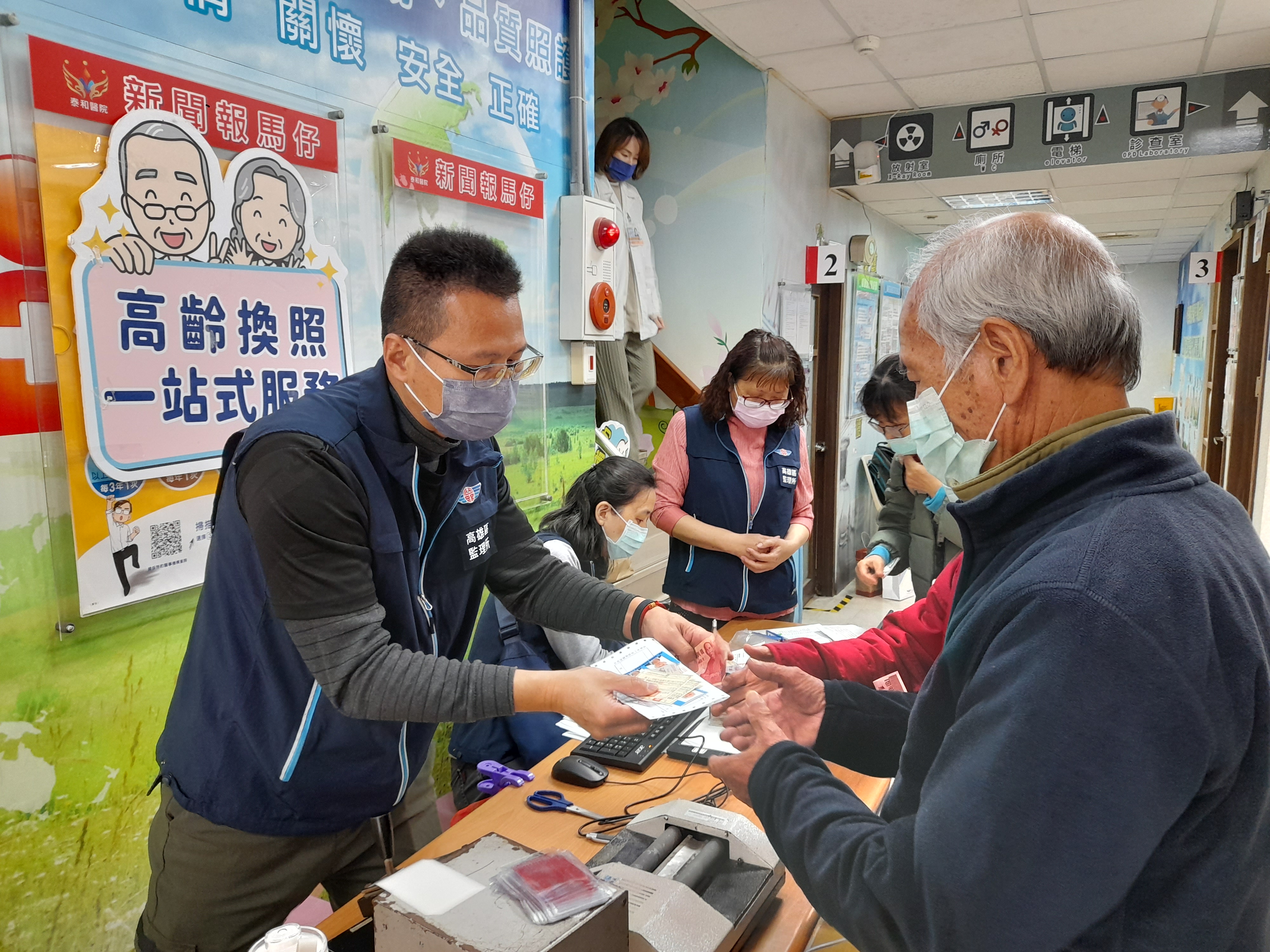 ▲圖、高雄所前往泰和醫院提供高齡換照服務（高雄監理所提供）