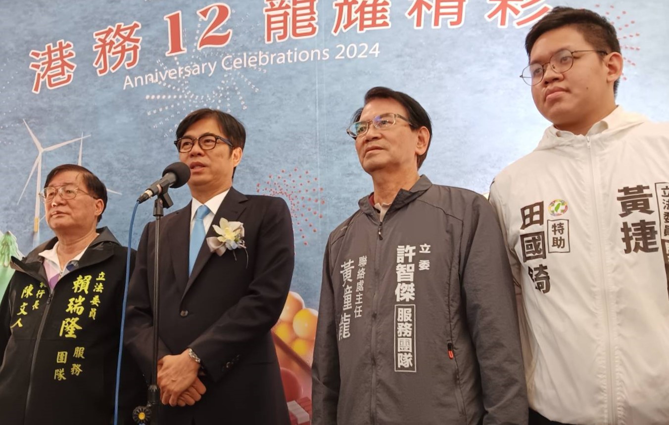 ▲高雄市市長陳其邁（左2）出席港務公司12周年慶活動受訪。（記者黃婉柔攝）