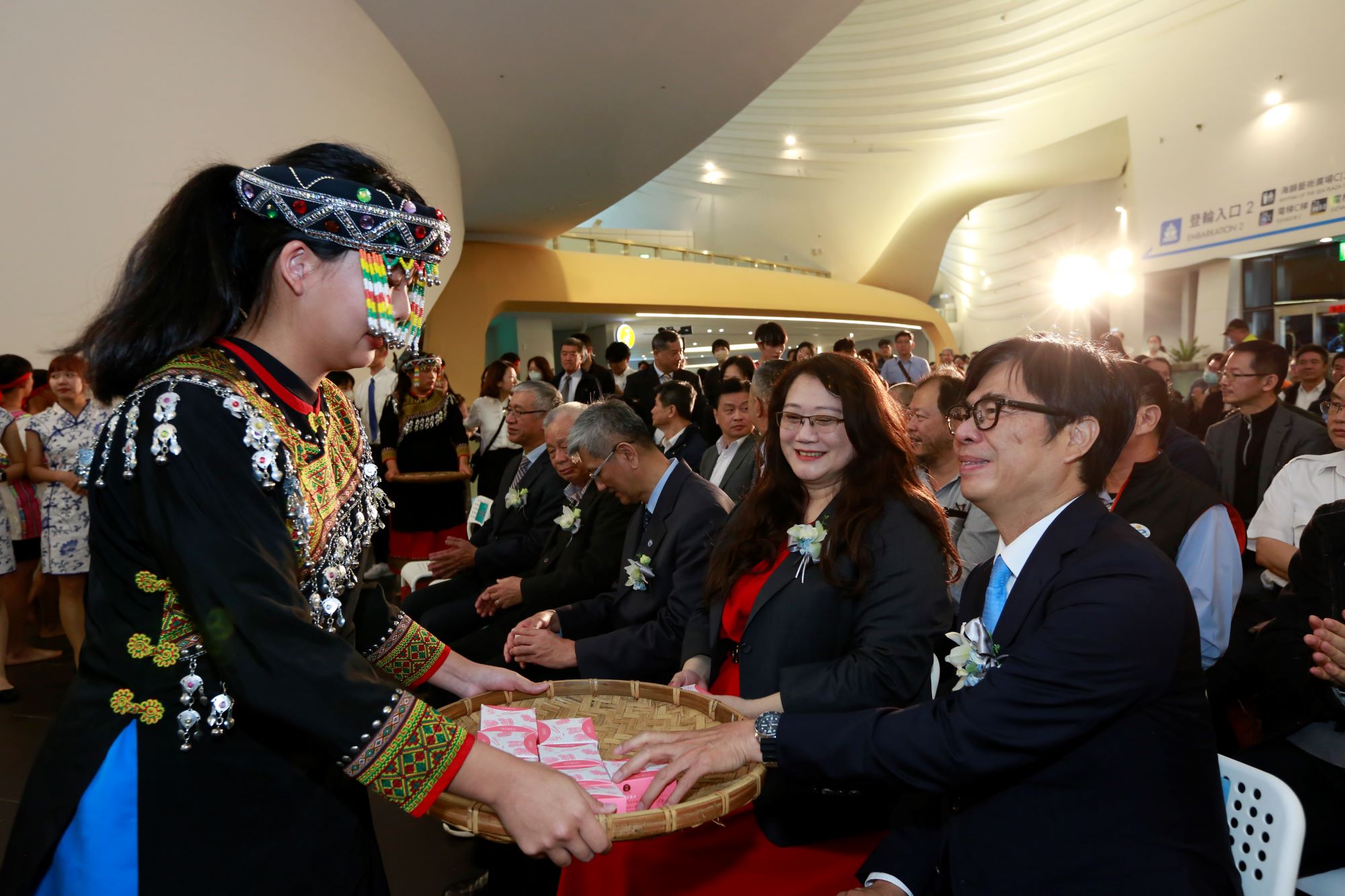 ▲高雄市寶來國中、六龜高中合唱團獻唱祝賀港務公司12周年生日快樂並將象徵豐碩的麻糬送給高雄市長陳其邁（前右）。（圖／港務公司提供）