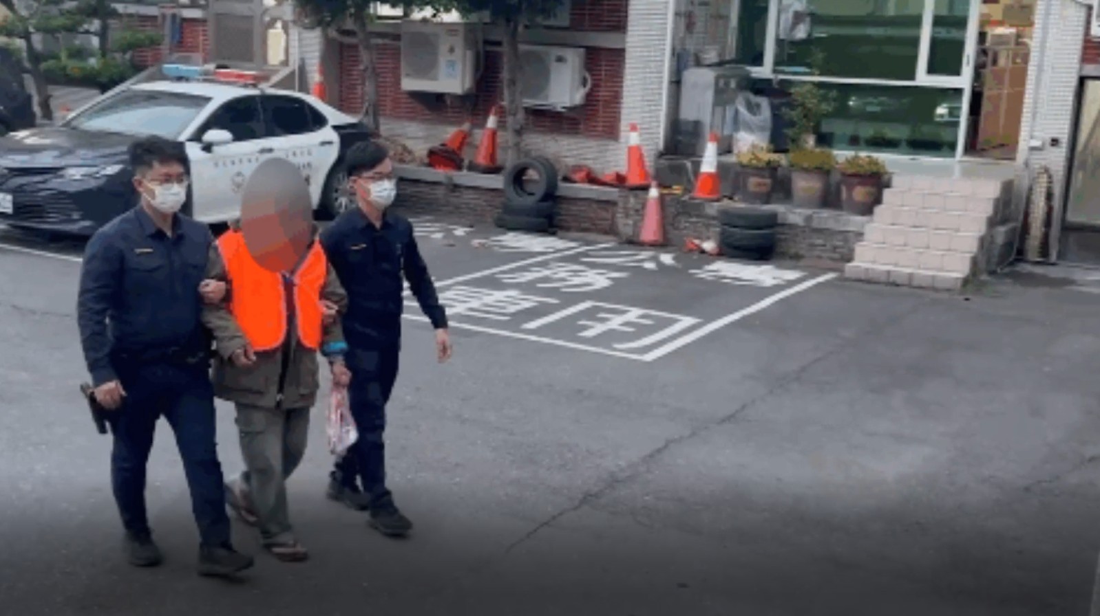 ▲員林市發生4棵水黃皮行道樹遭鑽孔灌毒事件,員林警分局逮捕主嫌林男,並在處所起出作案用手動鑽孔機1支及已使用過殘留農藥(年年春)等空瓶。(記者張溎壕攝)