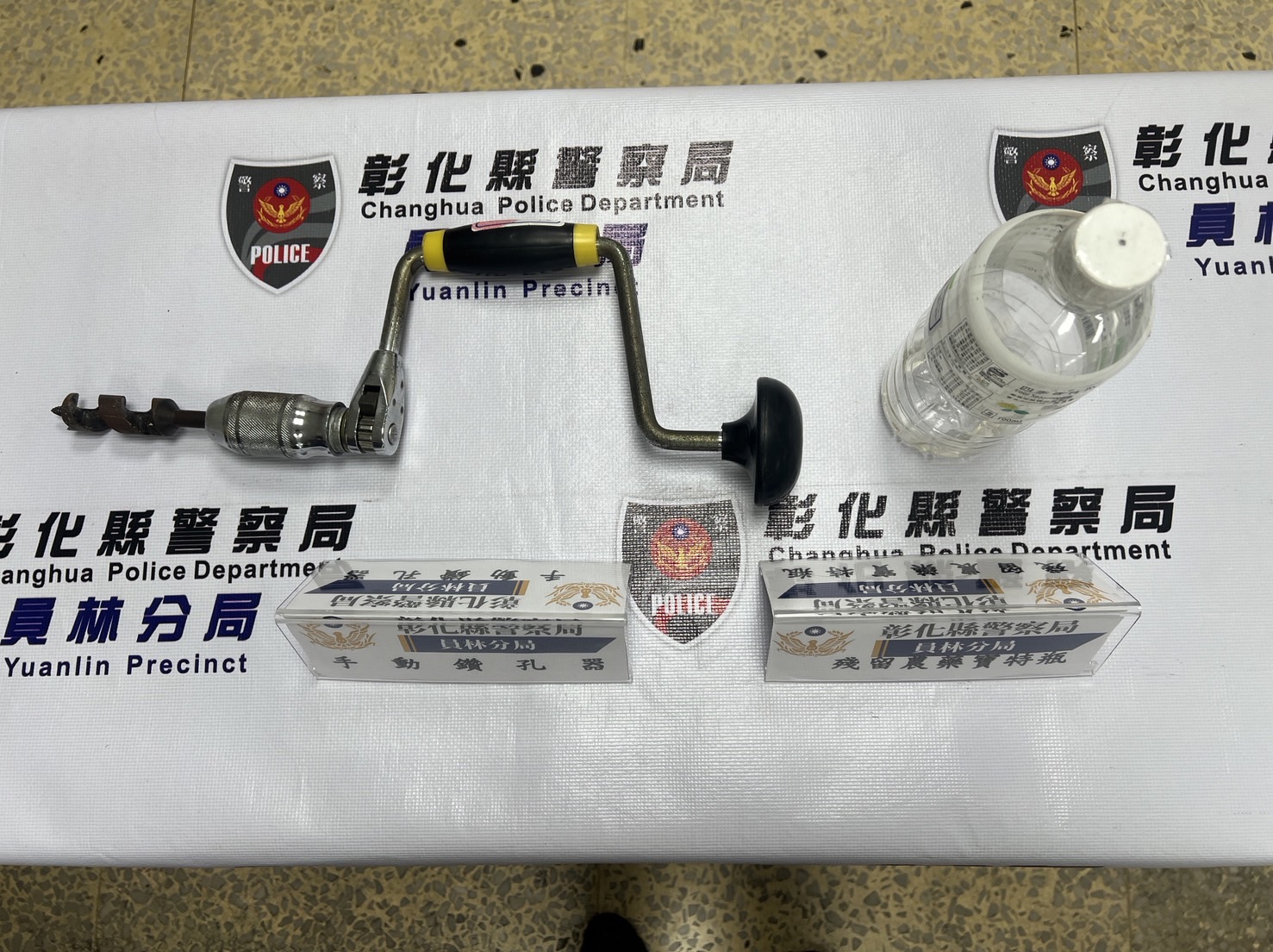 ▲員林市發生4棵水黃皮行道樹遭鑽孔灌毒事件，被害路樹逐漸枯萎致死，警方調閱路口錄影監視畫面，將涉案男子傳喚到案，起出手動鑽孔機等作案工具。（記者張溎壕攝）