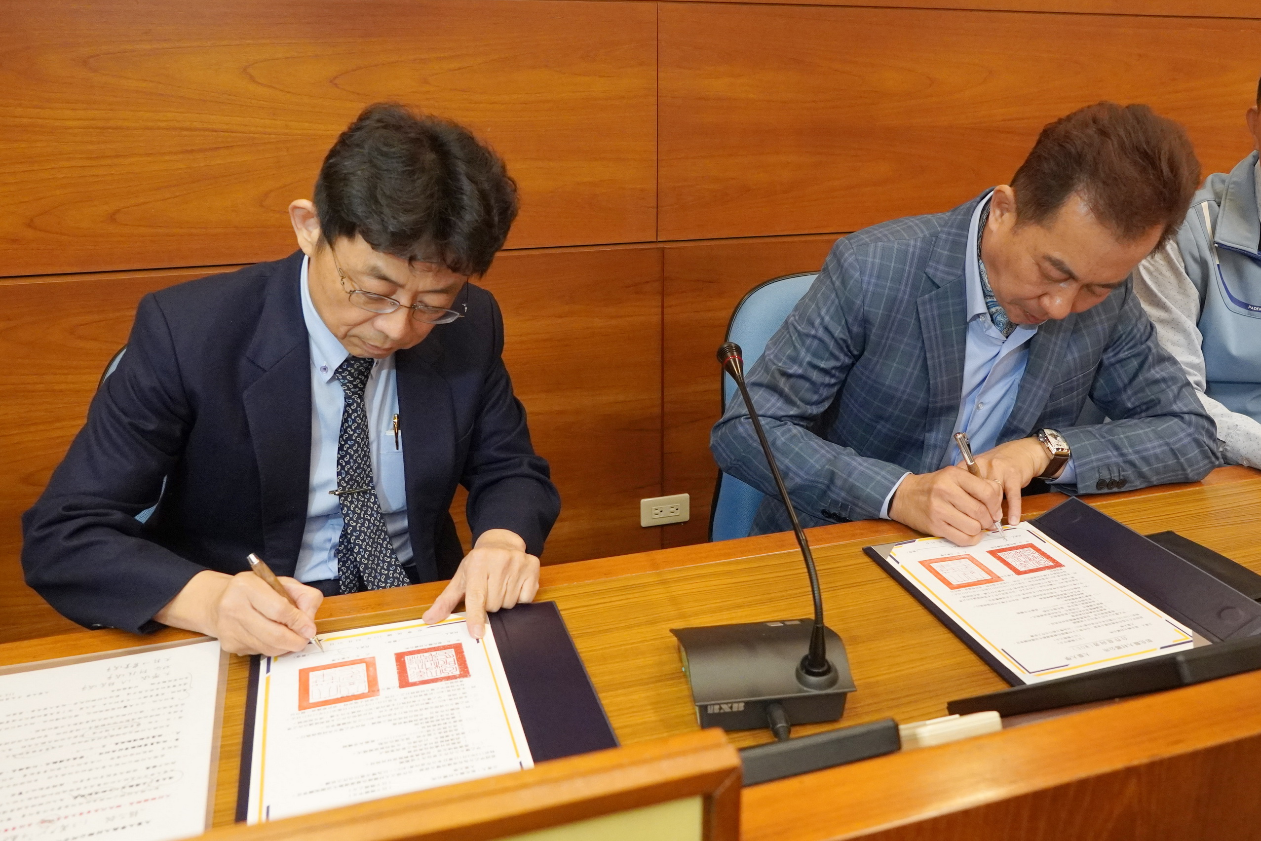▲大村鄉賴志銘鄉長(右)與大葉大學方文昌校長(左)代表雙方簽署合作意向書。（記者張溎壕攝）