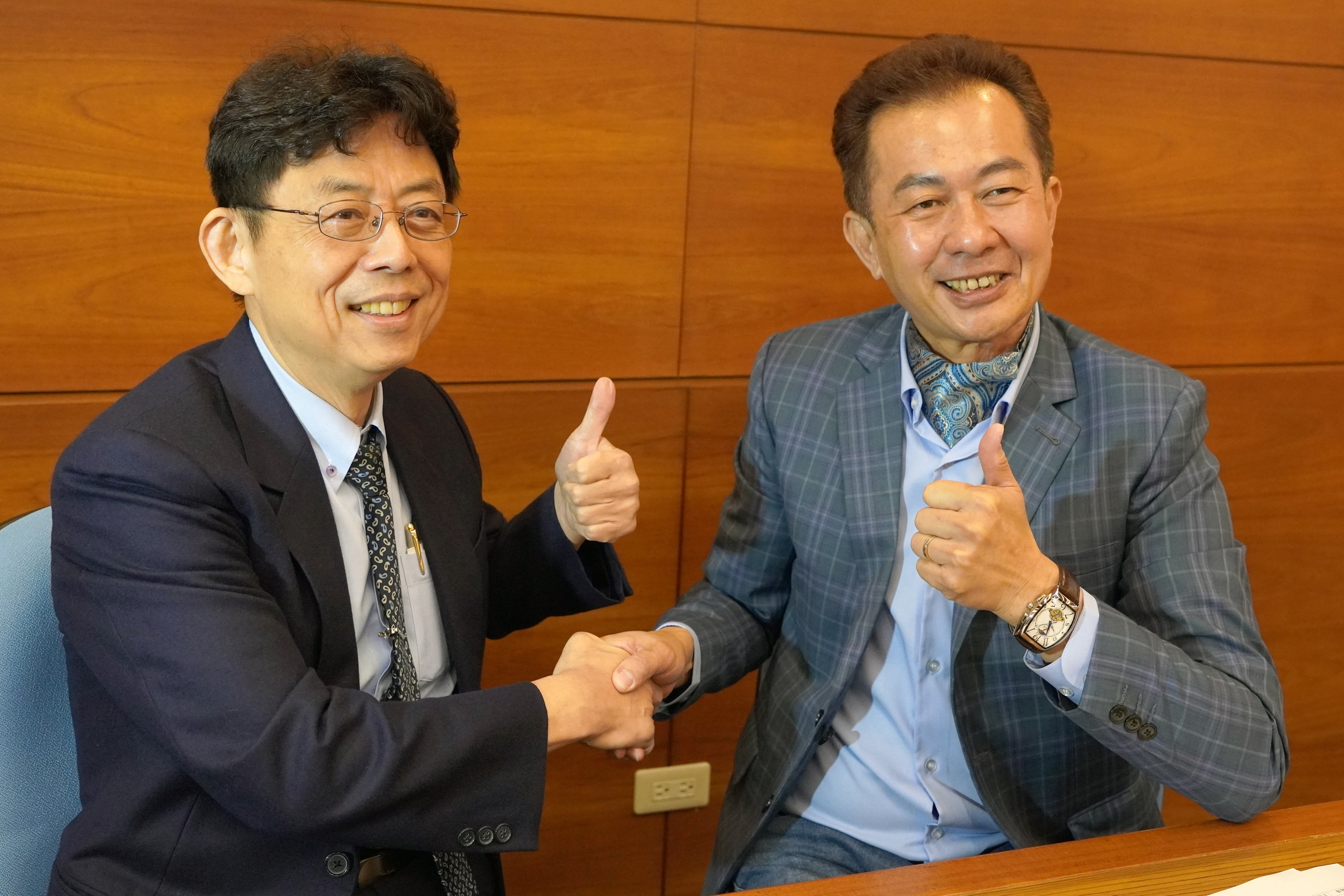 ▲大村鄉賴志銘鄉長(右)與大葉大學方文昌校長(左)握手宣布合作啟動。（記者張溎壕攝）