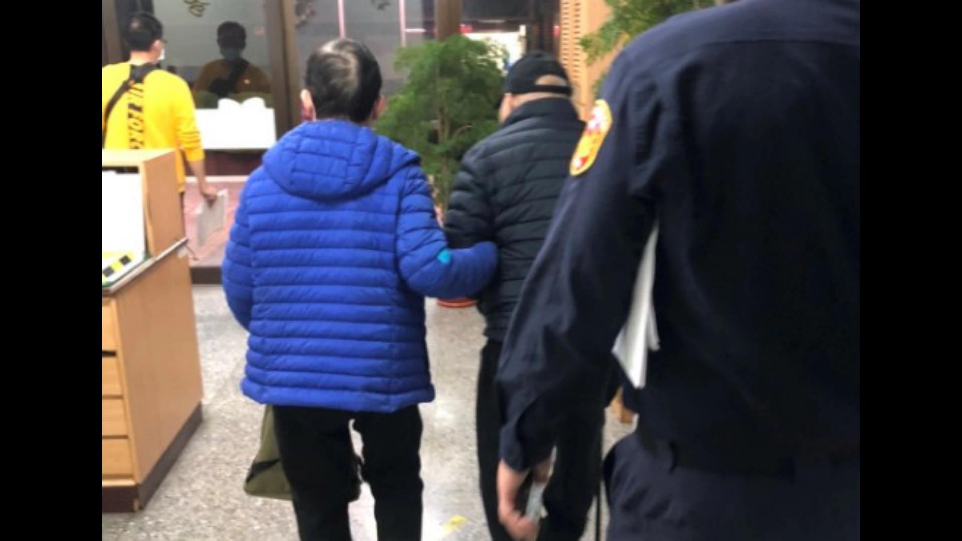 ▲陳姓夫妻16年前倒會600萬元，並遭檢方依偽造文書罪嫌通緝，兩人於是潛逃到中國廣東躲債，兩人在警方策動下返台歸案，並強調將變賣土地償還債務。（警方提供）
