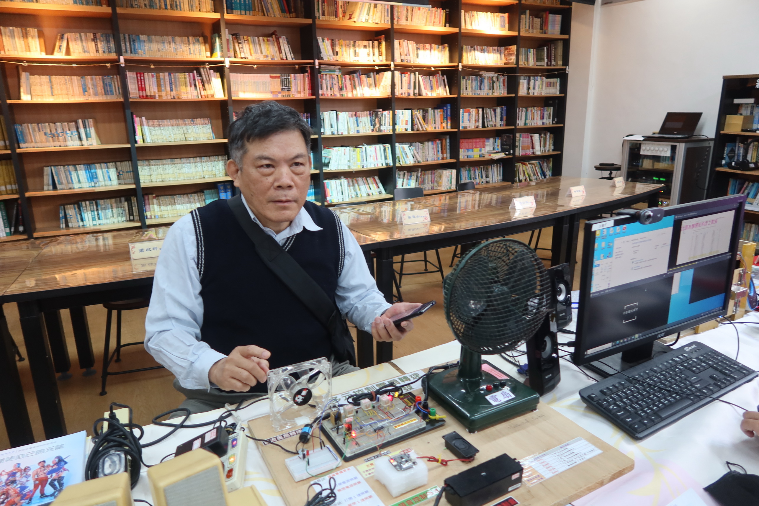 ▲建國科大與員林「崇實高工」為栽培跨領域的人才,舉辦師生聯展,讓兩校在「科技與人文藝術」創作方面激盪出新火花。(記者張溎壕攝)