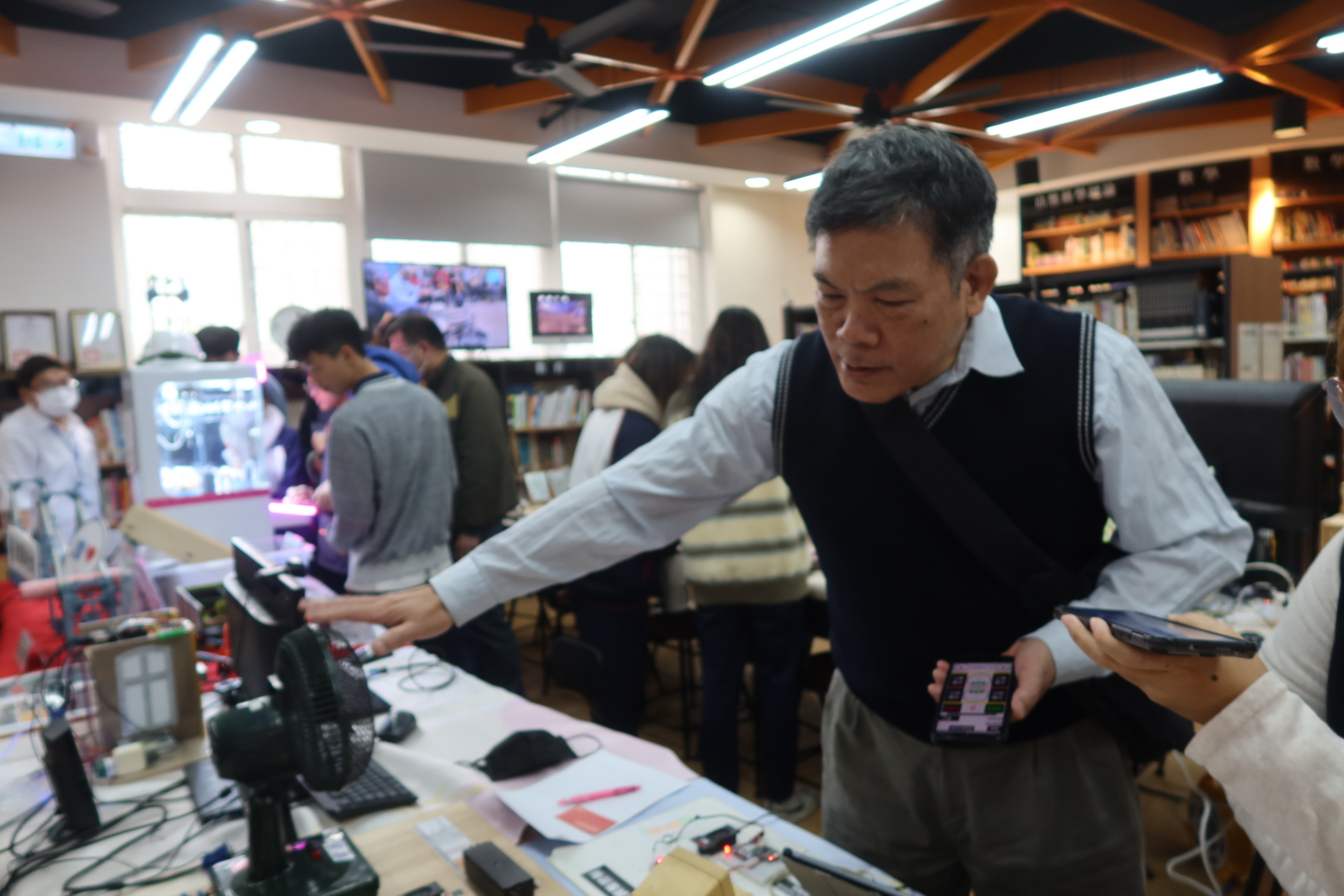 ▲建國科大與員林「崇實高工」為栽培跨領域的人才，舉辦師生聯展，讓兩校在「科技與人文藝術」創作方面激盪出新火花。（記者張溎壕攝）