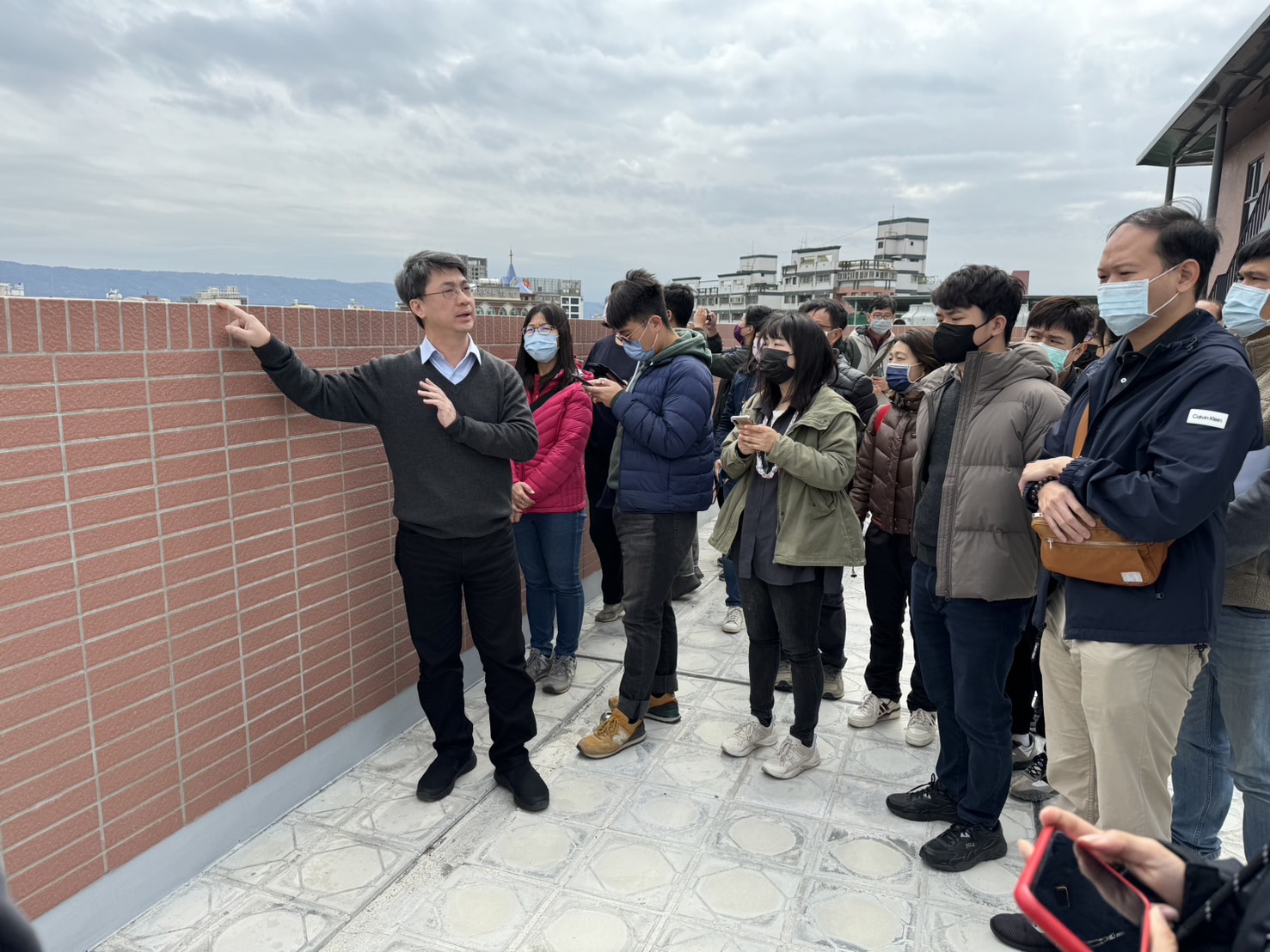 ▲行政院公共工程委員會工程管理處副處長郭殷孝等一行人觀摩員林市衛生所暨長照社福大樓新建工程。（記者張溎壕攝）