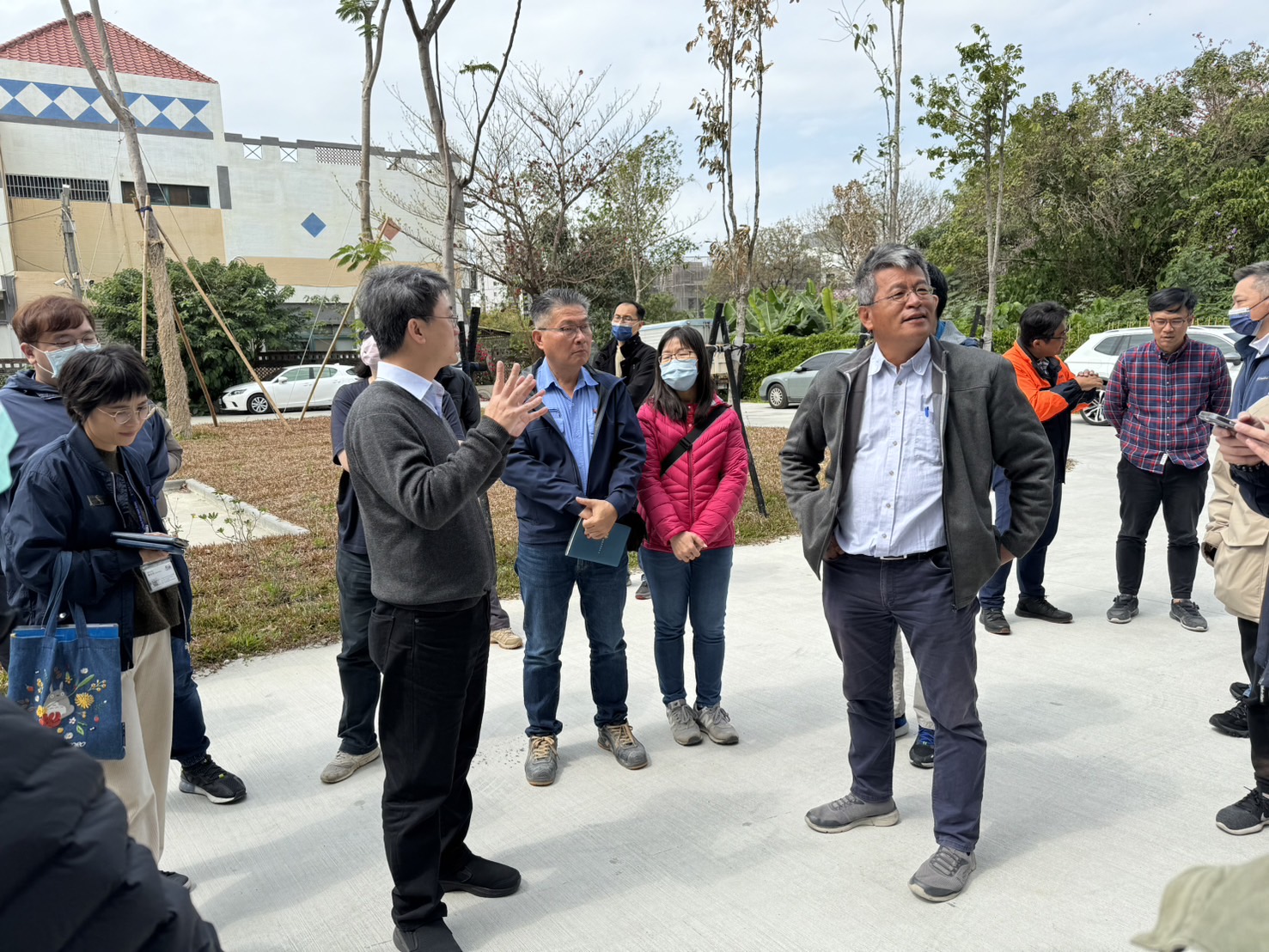 ▲行政院公共工程委員會工程管理處副處長郭殷孝等一行人觀摩員林市衛生所暨長照社福大樓新建工程。（記者張溎壕攝）
