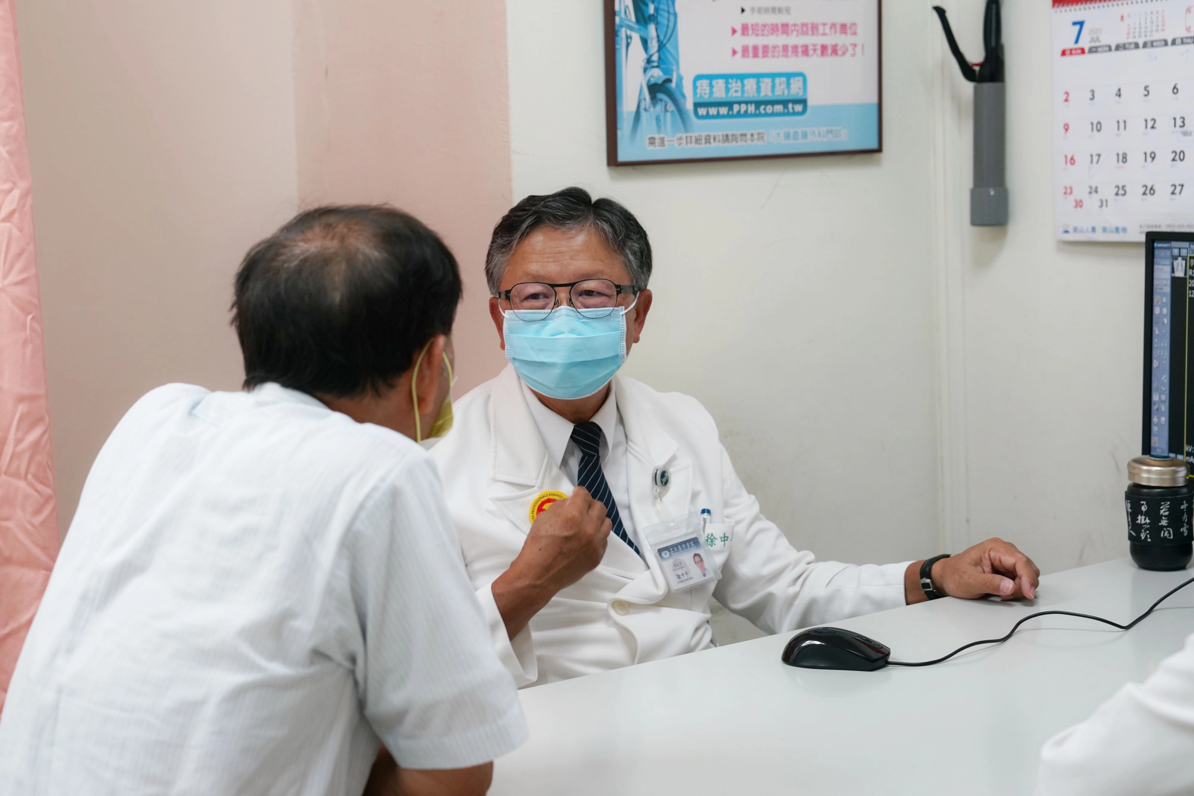 花蓮慈院副院長徐中平建議(右),防範食道癌,除年過四十的民眾定期健檢之外,一旦有吞嚥卡卡等症狀時,宜就醫檢查。