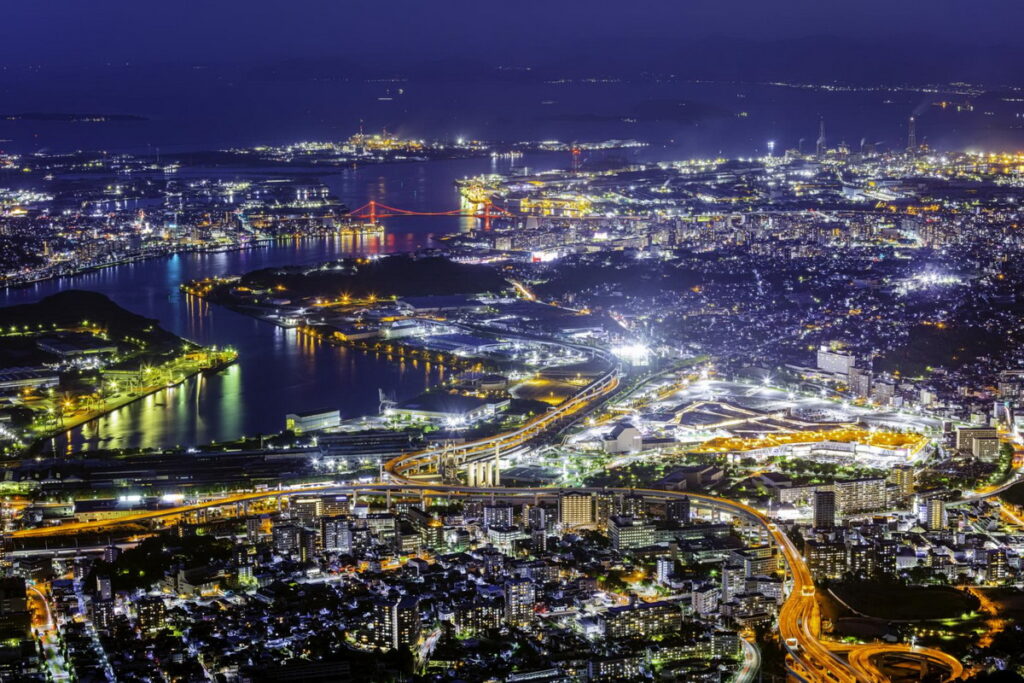 日本人氣二線城市九州,易飛網帶旅人搭乘九州最長纜車登頂,賞皿倉山百億夜景,旅展第二人折3,000元。