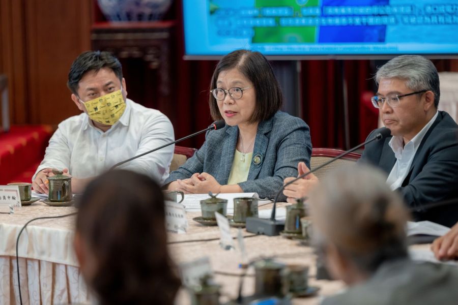 【有影】國台辦稱極為冷血 管碧玲手摸記者臉笑回:你看我體溫 194 【有影】國台辦稱極為冷血 管碧玲手摸記者臉笑回:你看我體溫 193