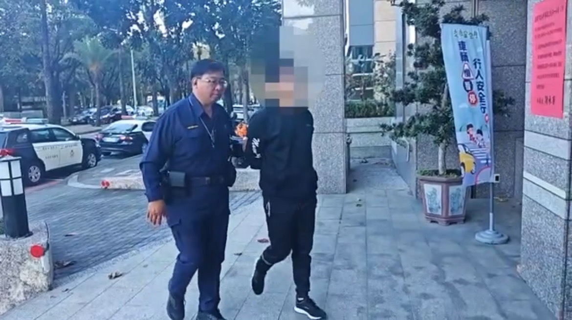 男為隱匿通緝身分謊報假證號 秒遭警識破帶回依法偵辦。〈圖／記者翻攝〉