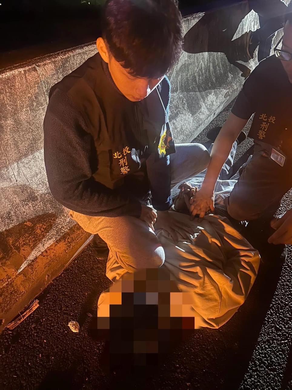 北投偵查隊員警國道高速公路上逮捕強盜銀樓犯嫌。(記者薛秀蓮翻攝)