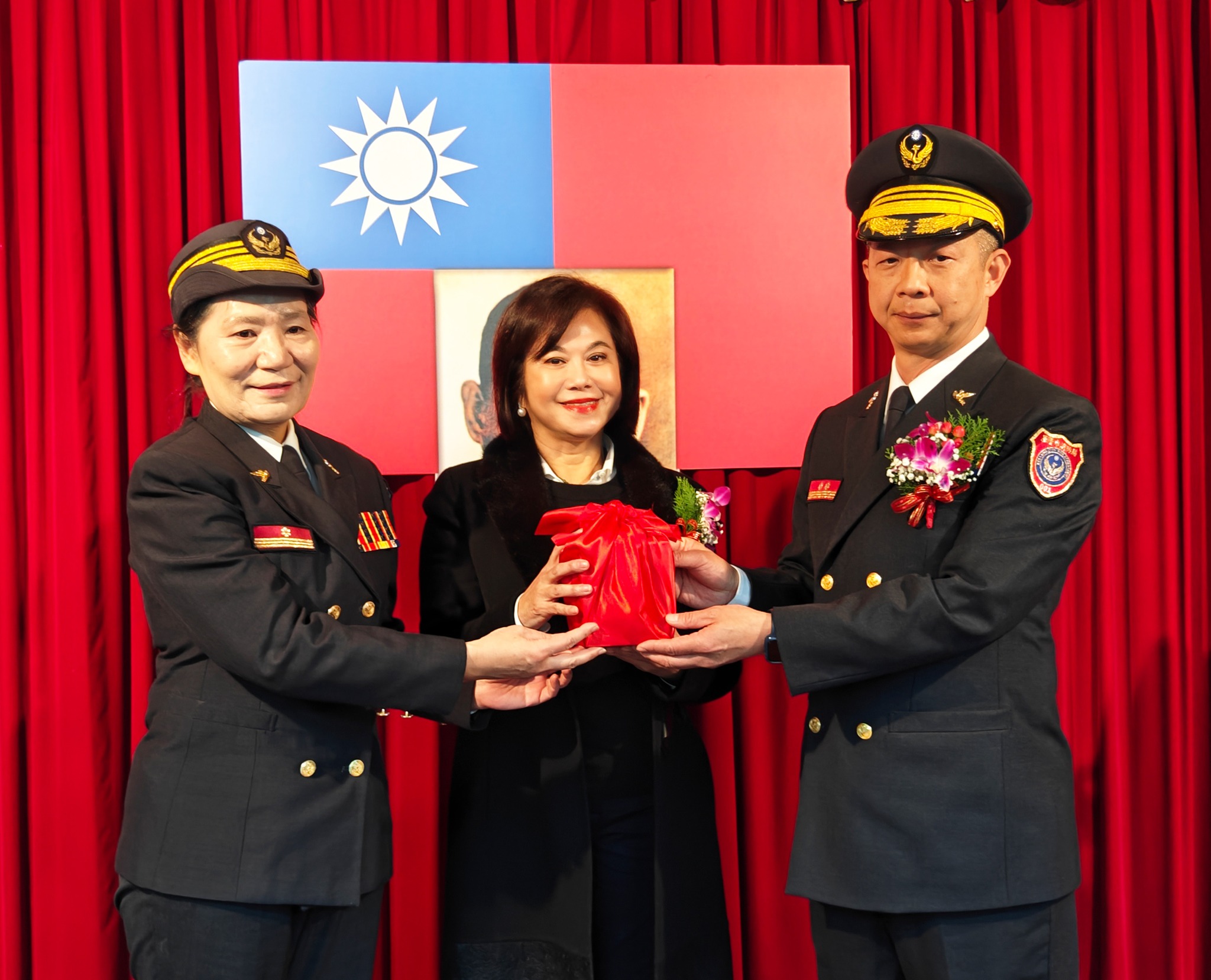 副市長邱佩琳主持消防局新任局長交接典禮。(記者薛秀蓮翻攝)