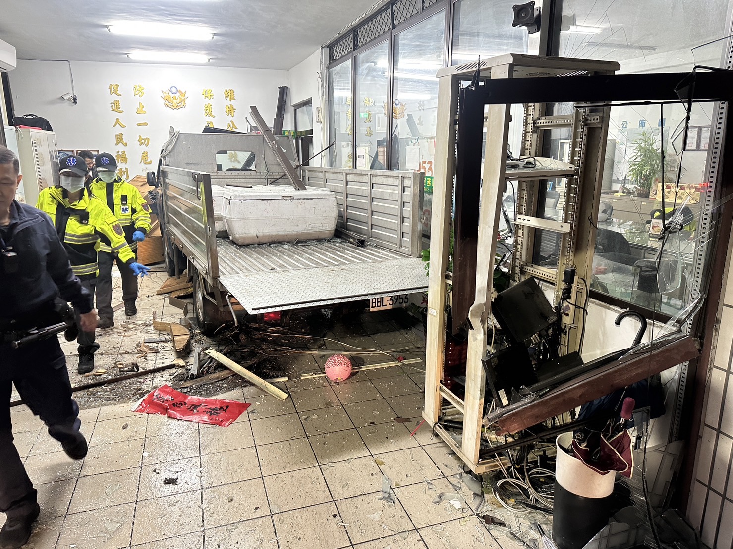 小貨車衝入基隆市警察局第三分局八堵分駐所。(記者薛秀蓮翻攝)