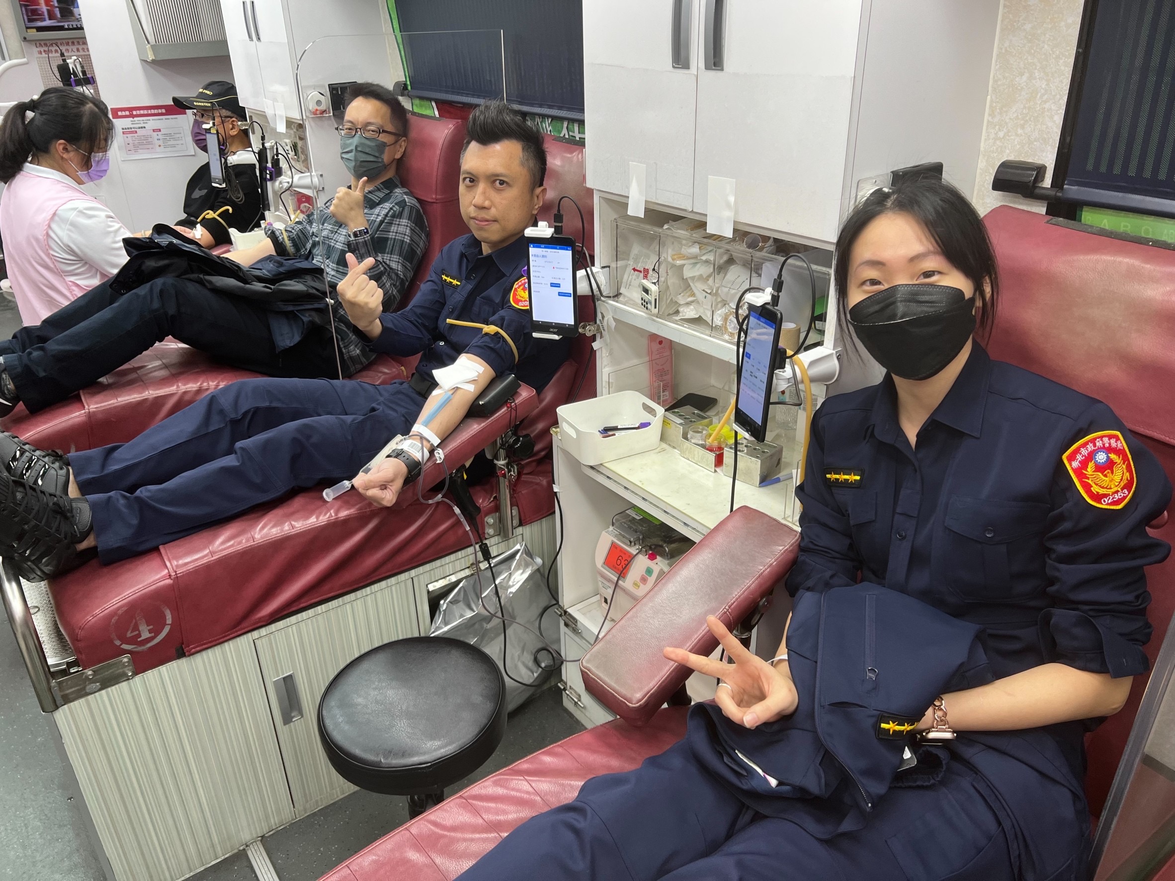 海山警方共同參與捐血活動。（記者徐煜勝翻攝）