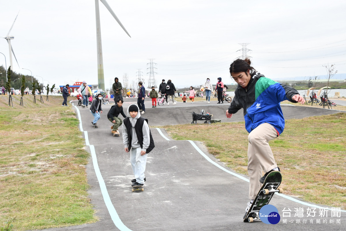彰化縣第一座水岸遊憩公園,嬉濱海豚公園竣工啟用。圖/記者鄧富珍攝