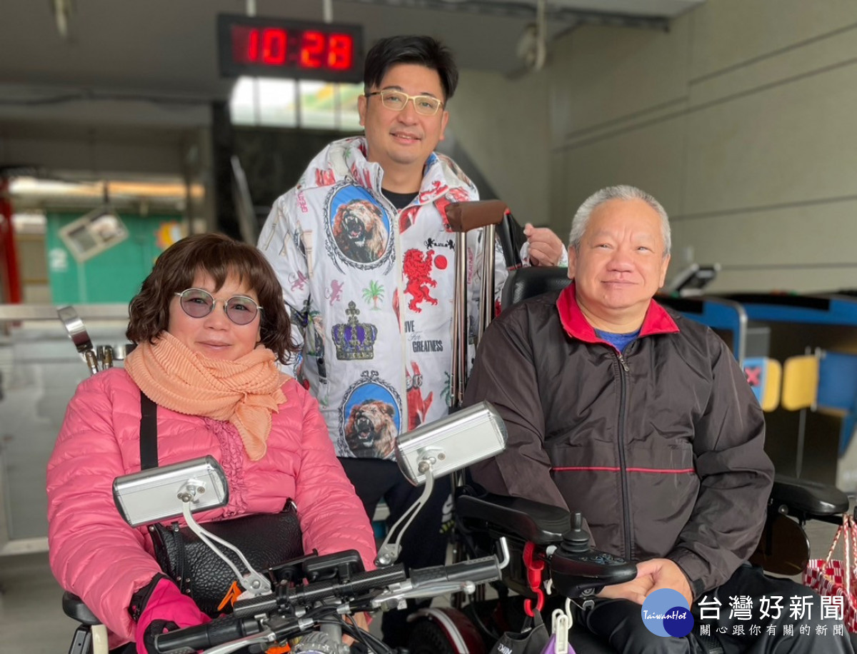 彰化縣議長謝典林親自至火車站接待貴賓,並與會員們從火車站步行至彰化縣議會。圖/記者鄧富珍翻攝