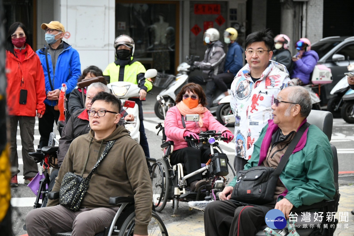 彰化縣議長謝典林親自至火車站接待貴賓,並與會員們從火車站步行至彰化縣議會。圖/記者鄧富珍翻攝
