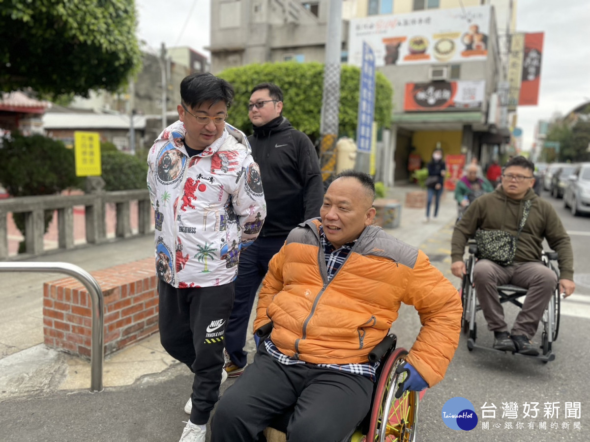謝典林議長一路上交流彰化市無障礙設施體驗。圖/記者鄧富珍翻攝