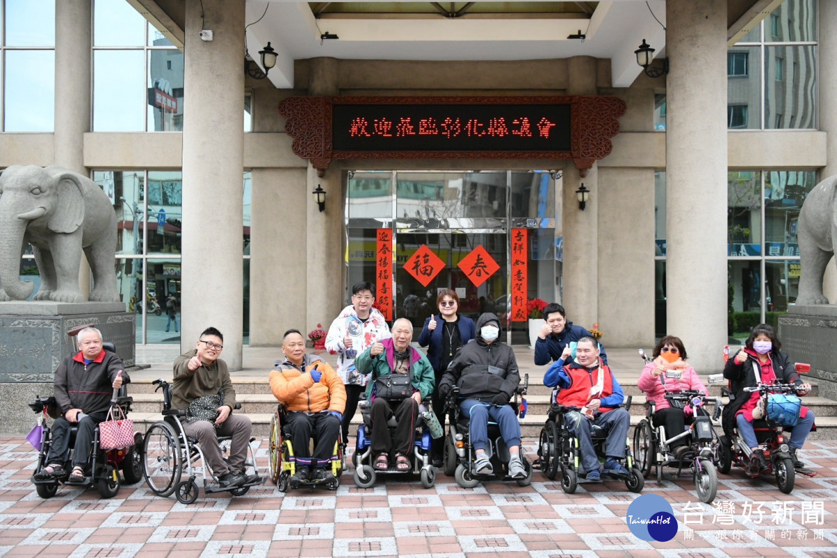 彰化縣議長謝典林親自至火車站接待貴賓,並與會員們從火車站步行至彰化縣議會。圖/記者鄧富珍翻攝