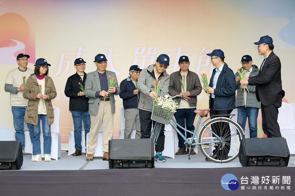 成大莊偉哲副校長將鬱金香插入花籃,象徵種下希望與祝福