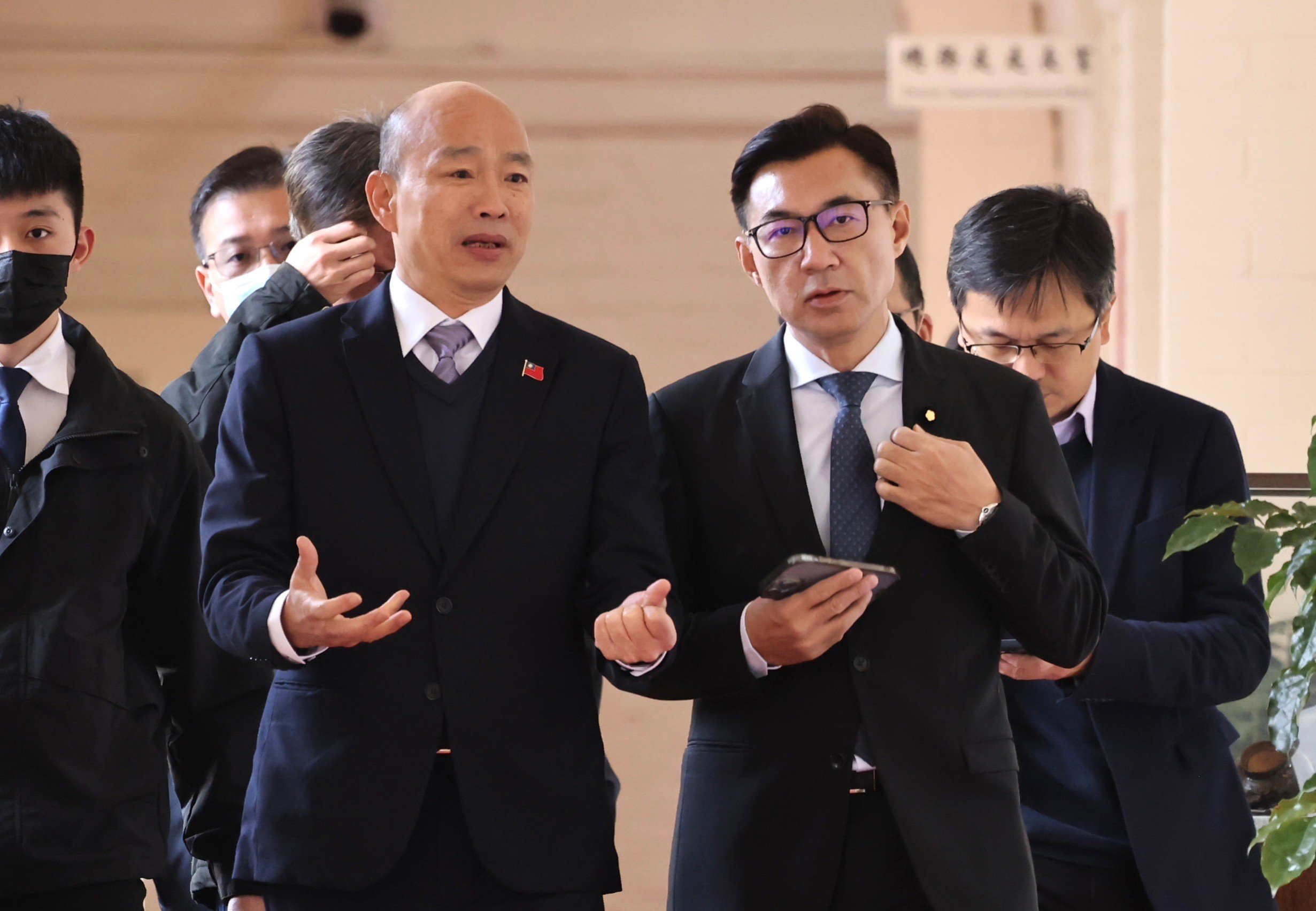 羅智強2日曝,收到恐嚇訊息,對方揚言炸立法院、韓國瑜及韓家人(左)。資料照片/林啟弘攝