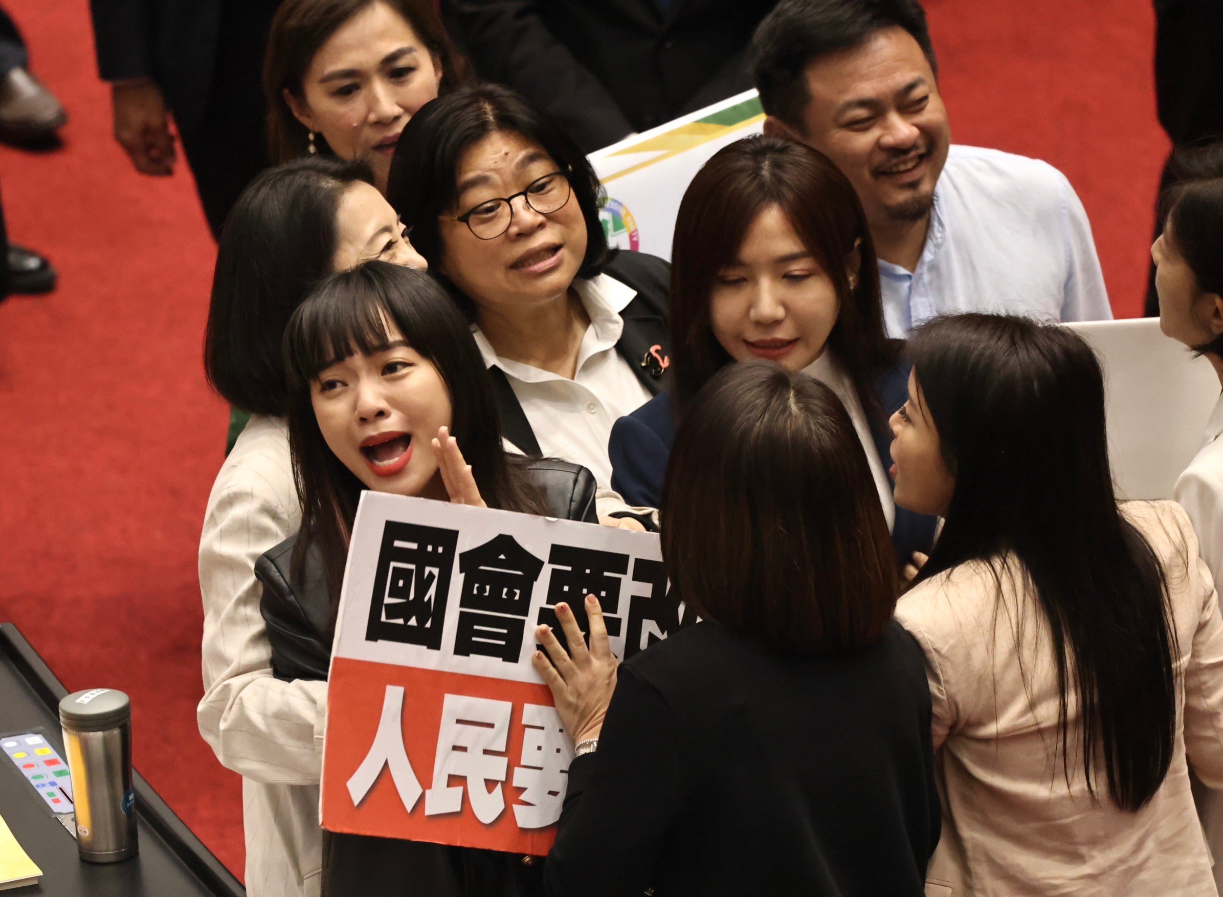 黃捷開議當天,作勢愈搶下羅智強麥克風,與徐巧芯險釀肢體衝突。資料照片/林啟弘攝