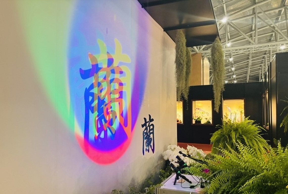 臺南蘭花雙展夢幻光藝畫廊吸睛