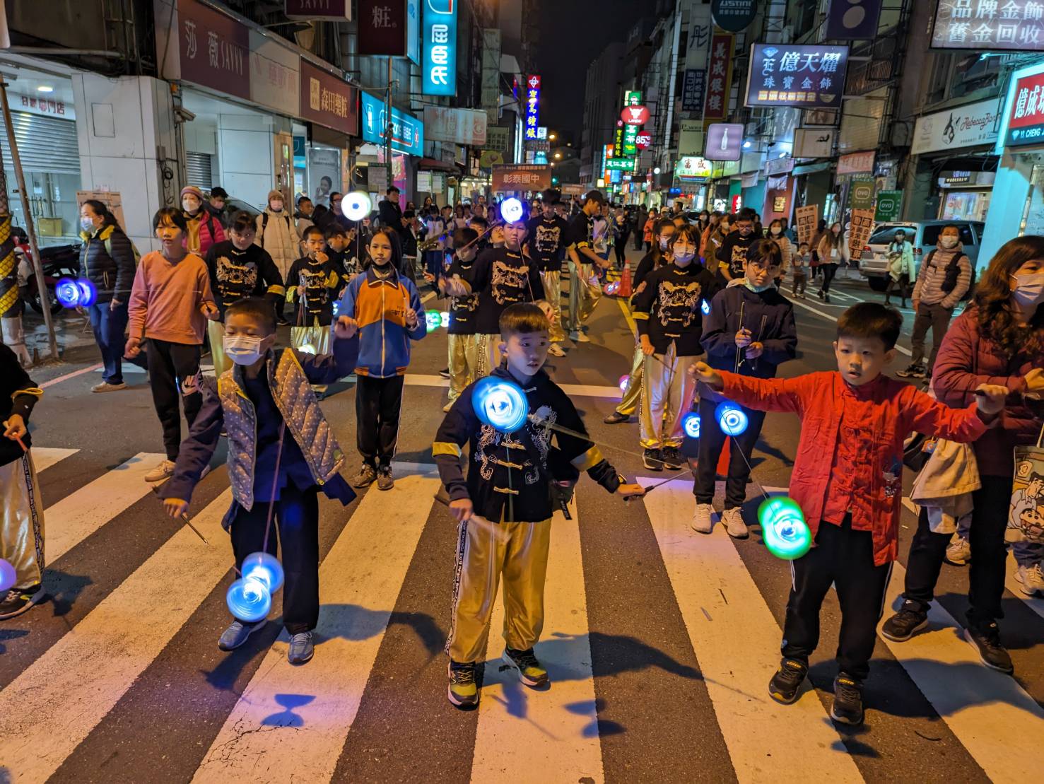 ▲彰化古城踩街國際嘉年華,由創意提燈踩街競賽和表演隊伍踩街兩條路線組成,各項精彩活動構成了一幅栩栩如生的繽紛畫面。(記者張溎壕攝)