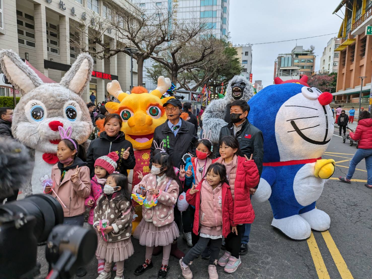 ▲彰化古城踩街國際嘉年華，由創意提燈踩街競賽和表演隊伍踩街兩條路線組成，各項精彩活動構成了一幅栩栩如生的繽紛畫面。（記者張溎壕攝）
