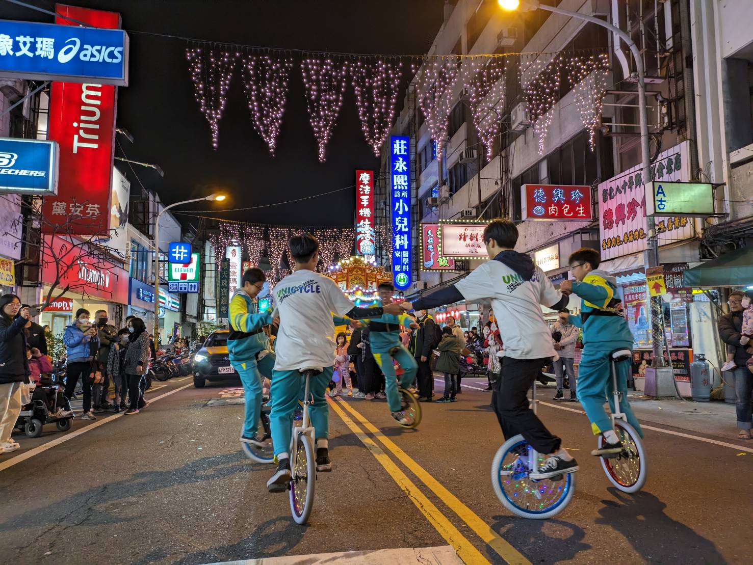 ▲彰化古城踩街國際嘉年華，由創意提燈踩街競賽和表演隊伍踩街兩條路線組成，各項精彩活動構成了一幅栩栩如生的繽紛畫面。（記者張溎壕攝）