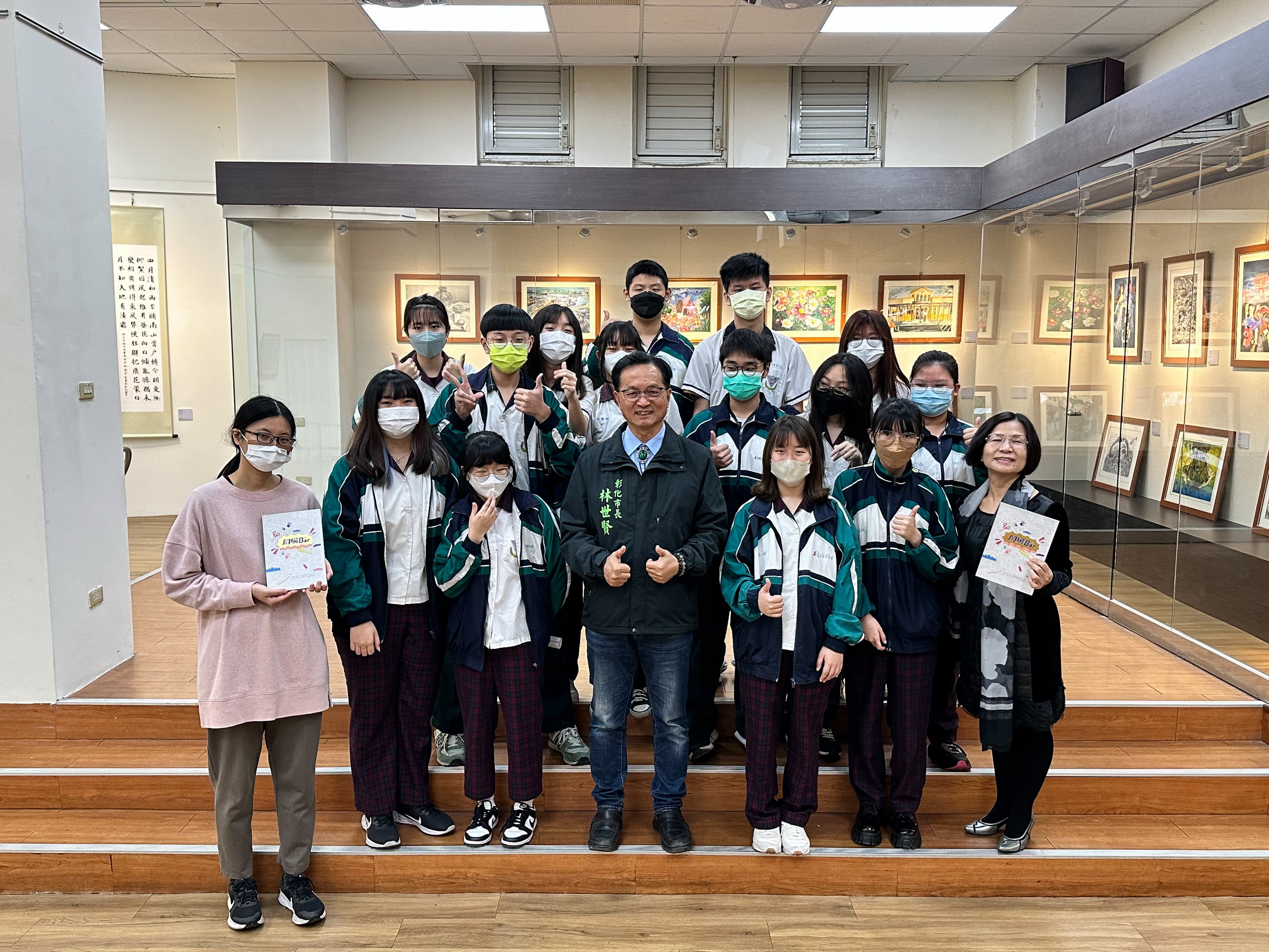 ▲彰化藝術高中國中部第八屆美術班畢業展以"鬧場8ar"為主題，展覽包含水彩、素描、油畫、書法等多種形式的作品，展示了學生們豐富的創意和技巧。（記者張溎壕攝）