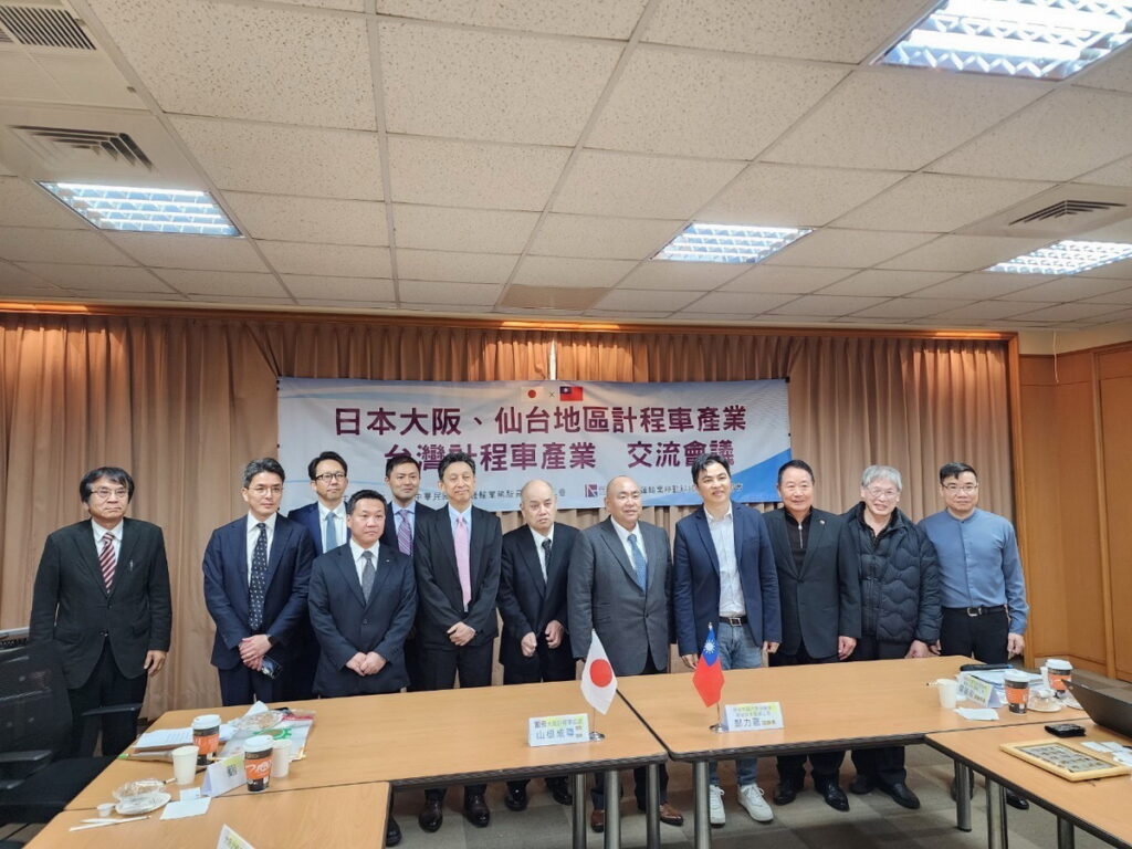 座談後合影右起台灣運輸業移動科技派遣平台協會秘書長曾弘義、理事陳棟華、副理事長陳建志。