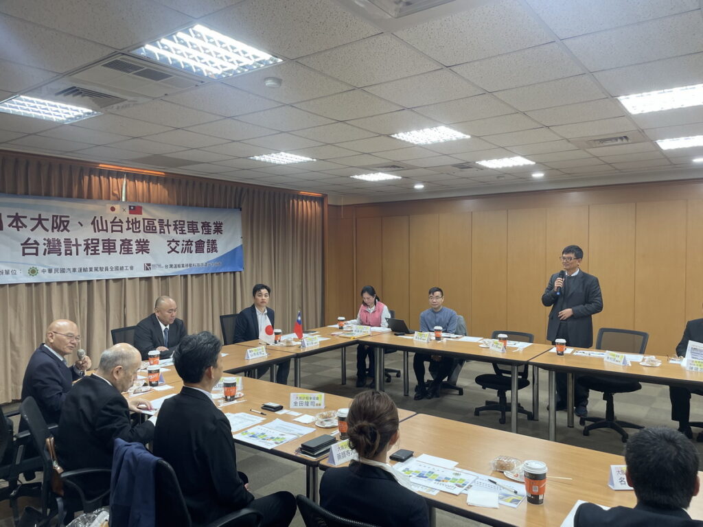 台日計程車產業交流會議活動照片-台灣計程車龍頭業者55688集團董事長林村田(站立者)