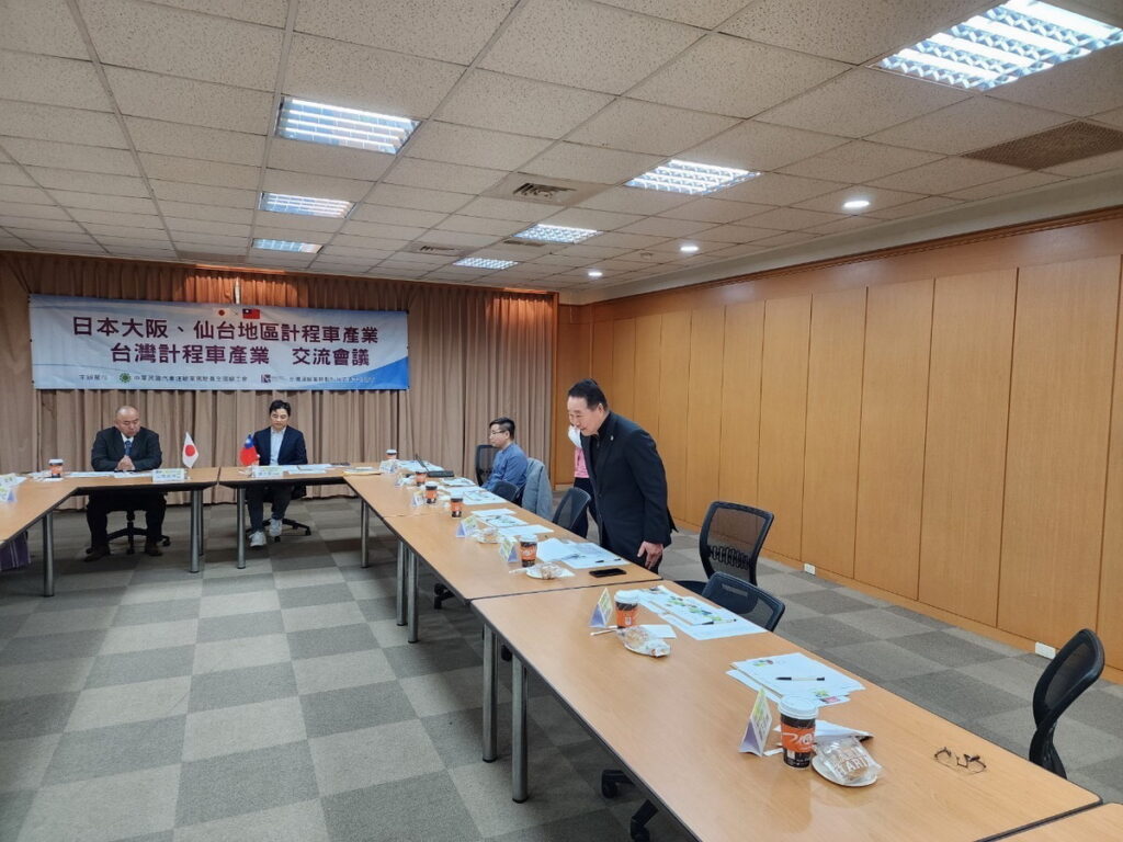 台日計程車產業交流會議活動照片-台灣運輸業移動科技派遣平台協會副理事長陳建志(站立者)