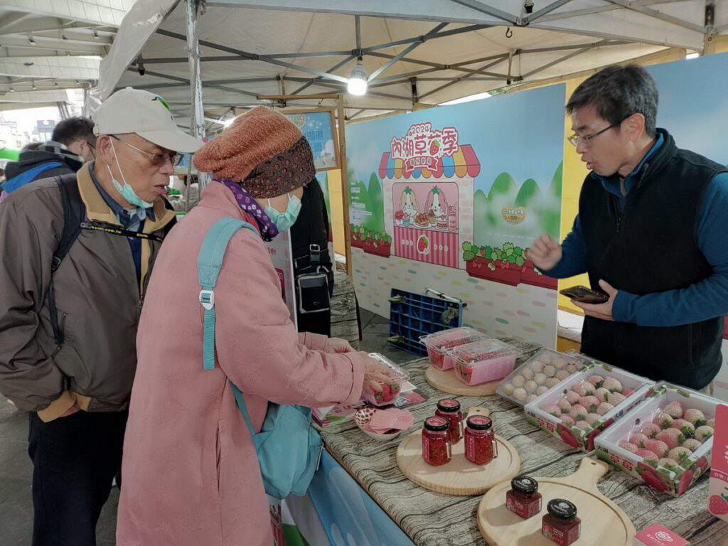 民眾熱情採買內湖草莓