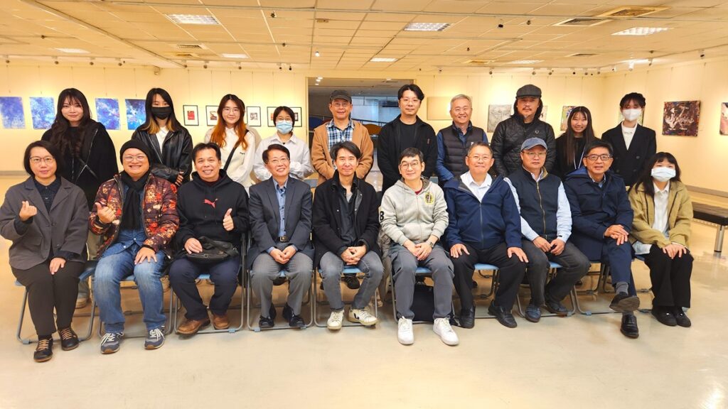 朝陽科大視傳系教師聯展在大墩文化中心舉辦第八屆「藝無界限」開幕式活動大合影。(圖/陳惠玲攝影)