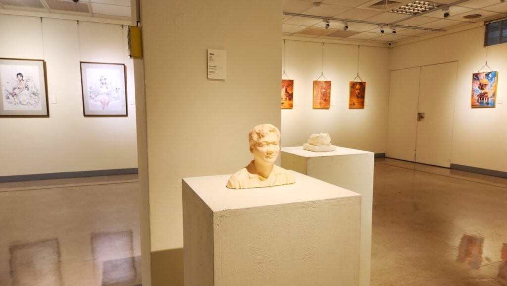 朝陽科大視傳系教師聯展「藝無界限」,現場展出3D立體雕塑與AI藝術創作。(圖/陳惠玲攝影)
