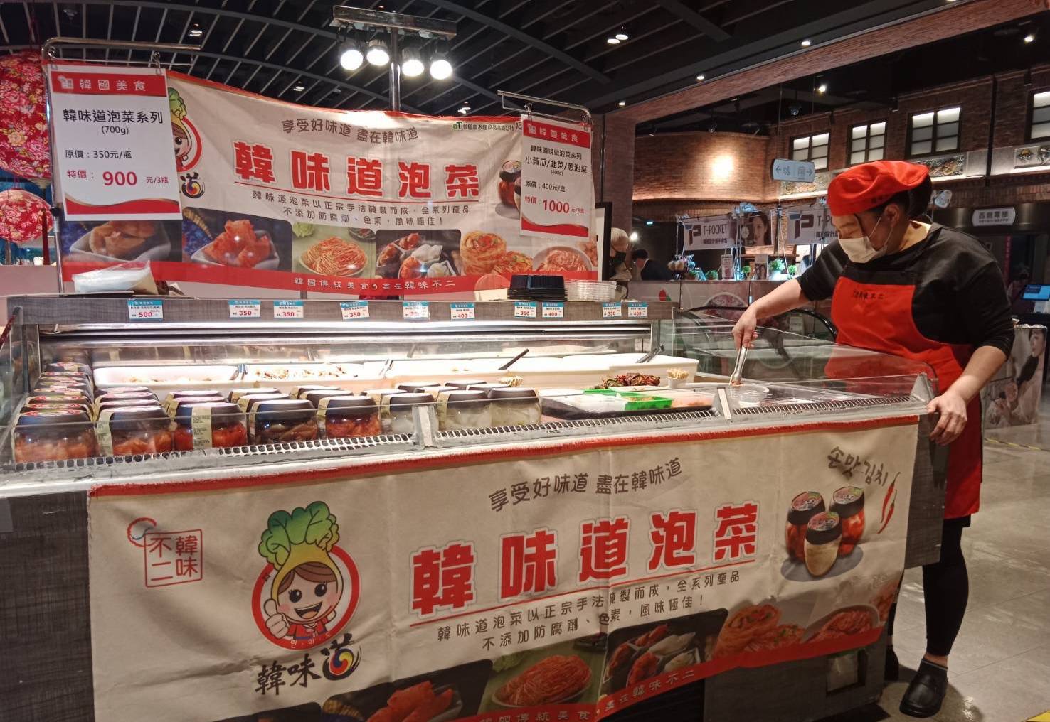 春之季韓風物產展各款韓式泡菜,琳瑯滿目,吸引人好奇嚐鮮。(圖/記者黃溎芬翻攝)