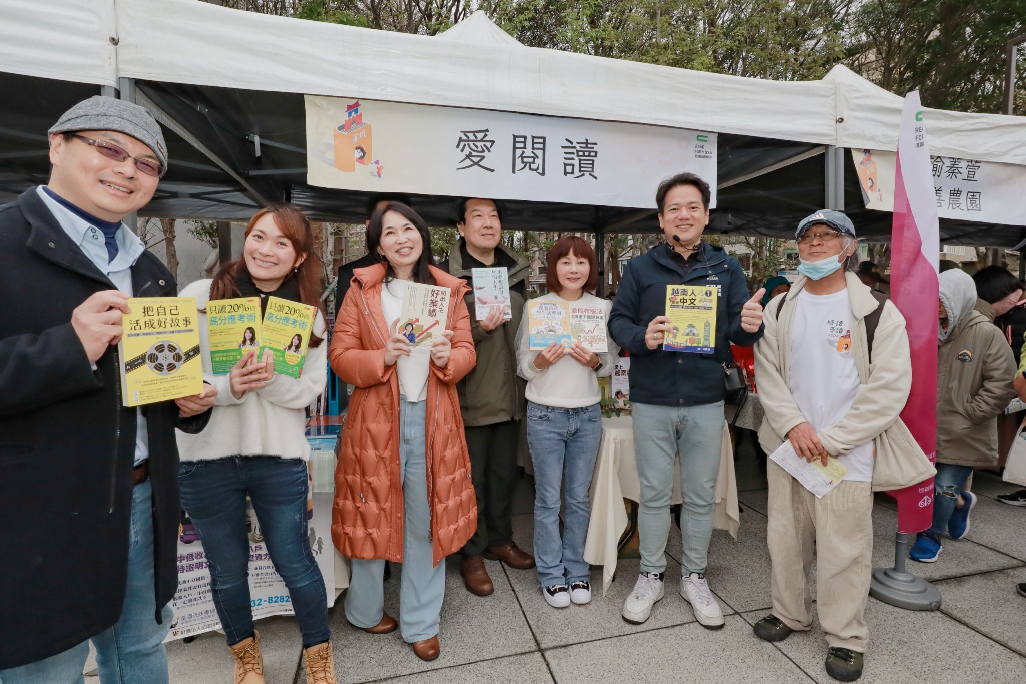 副市長邱臣遠(右二)與參展書攤合影,希望大家一起愛閱讀。(圖/記者黃溎芬翻攝)