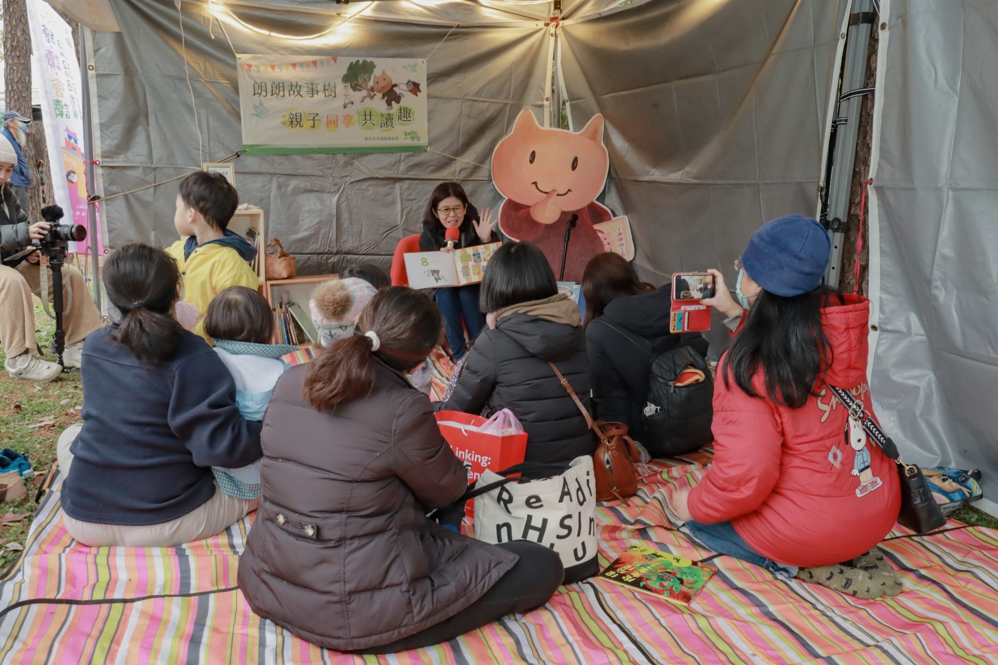 新竹孔廟前的「繪讀.會讀」市集,寒流天氣席地聽講故事,真有趣。(圖/記者黃溎芬翻攝)