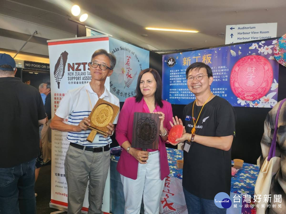 國會議員Dr. Parmjeet Parmar對客家人製作新丁粄頗感興趣。