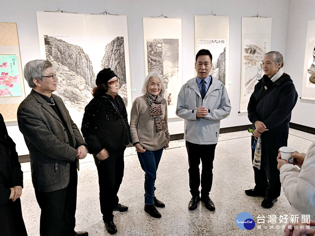 政治作戰學院院長謝勇維也應邀出席畫展開幕茶會,向藝家們致意